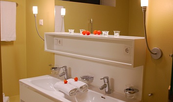 Double wash basin in one of the bathrooms in the Design holiday apartments