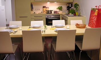 Esstisch für 8 Personen samt voll ausgestatteter Küche in einem X-Large Design-Appartement von SUN Matrei