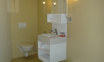 Geräumiges Bad mit Badewanne, Waschbecken, Spiegel und Toilette in einem der XL-Design-Appartements
