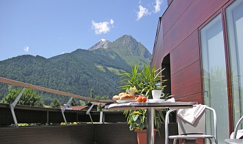 Terrasse der Design-Appartements mit einem herrlichen Blick in die Osttiroler Bergwelt rund um  Matrei