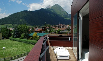Terrasse mit Massageliege zum Mieten, bei traumhaftem Ausblick in die Tiroler Berge